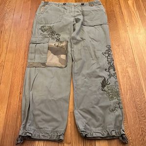 Just noticed • y2k cargo pants with embroidery and camo • size 11